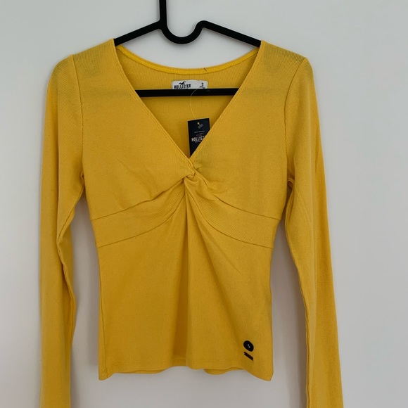 🛍3/$25
Hollister Wrap Top - Picture 2 of 7